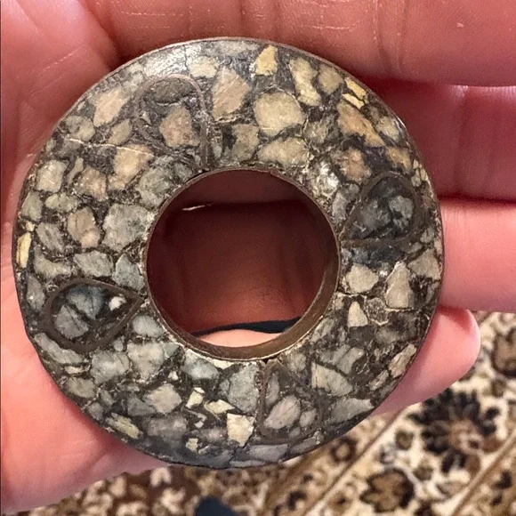 VINTAGE GENUINE INLAY AGATE BRASS BACKING MADE IN INDIA DONUT SHAPED 2.3" BROOCH - Picture 6 of 9